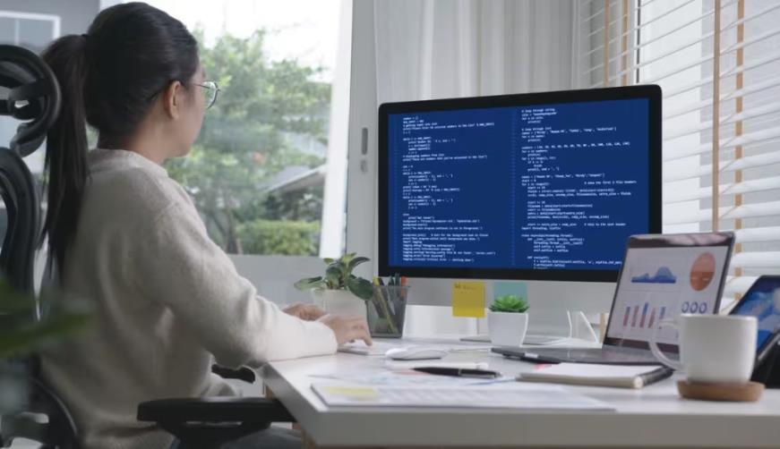茂县软件开发公司实战建议：网站赋能，为何必须接入支持机器人？